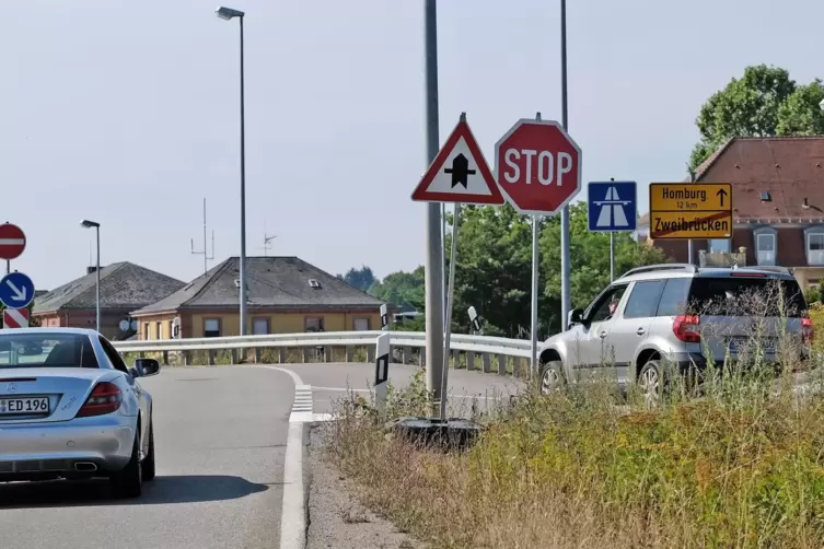 Die beiden Fahrspuren zur Autobahn werden auf 3,75 Meter verbreitert und etwas verlängert. 