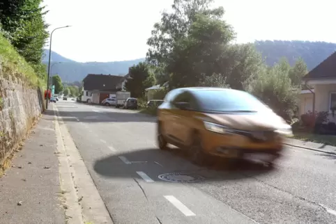 Die Fahrradstreifen in der Hauptstraße in Wilgartswiesen kommen weg, dafür werden Parkbuchten eingezeichnet.