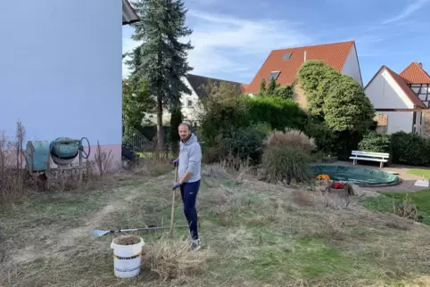 Pascal Nebel hat zu Hause einiges zu erledigen: Er will einen Garten anlegen. Dafür entfernt er erst einmal das Unkraut.