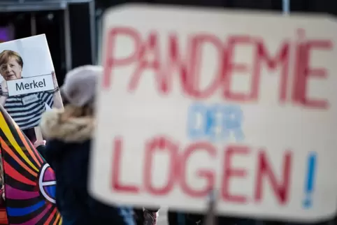 Schild auf einer Demonstration gegen die Corona-Politik der Bundesregierung.