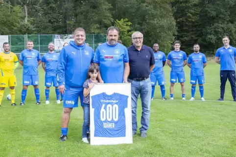  Gruppenbild mit Dame (von links): SVG II-Trainer Heiko Weber, Andreas Krämer, seine sechsjährige Tochter Leni und der SVG-Vorsi