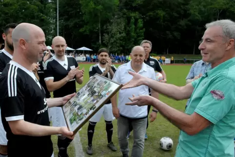 Nach seiner aktiven Laufbahn hat Thomas Dieterich (links) mittlerweile die Trainingsarbeit beim SV Kirchheimbolanden II übernomm