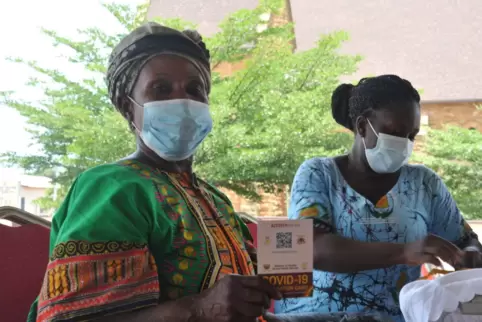 Geschafft: Diese Frau in Ghanas Hauptstadt Accra hat eine der raren Impfungen gegen Covid19 erhalten.