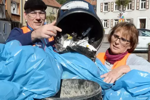 Sonja Müller und Carsten Schindler laden auf dem Tuchmacherplatz den gesammelten Müll auf einem Fahrzeug der Verbandsgemeinde ab