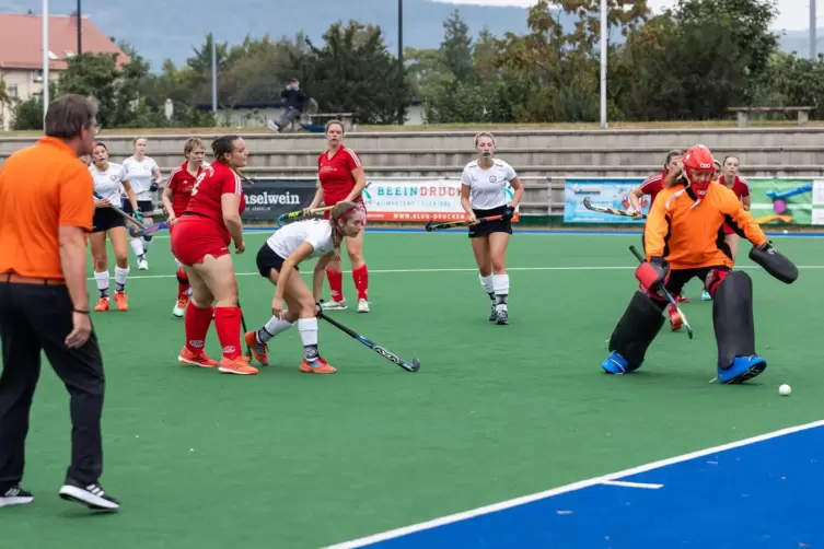 Natalie Rupp (vorne, Mitte) trifft zum 3:0-Endstand für den DHC. 