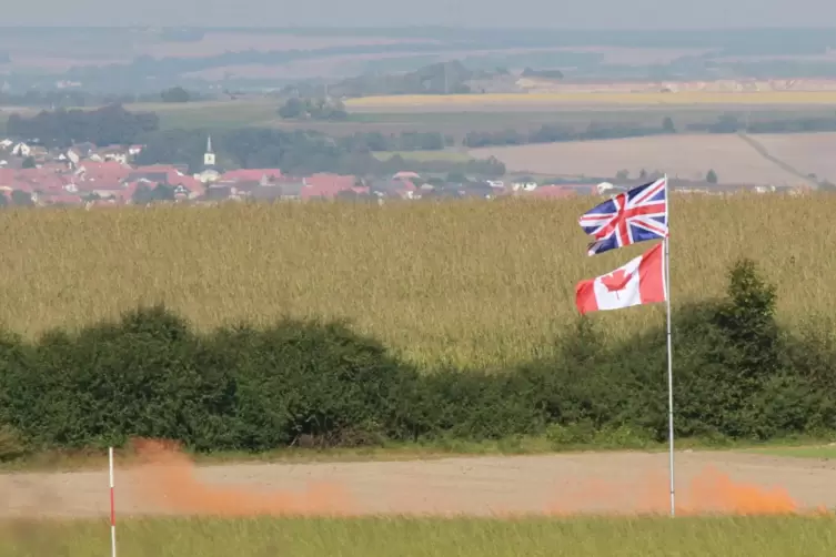 An der Absturzstelle der Dakota KG653 auf einem Feld in Nackterhof wird bei der Gedenkveranstaltung „in Flammen“ gesetzt wie vor