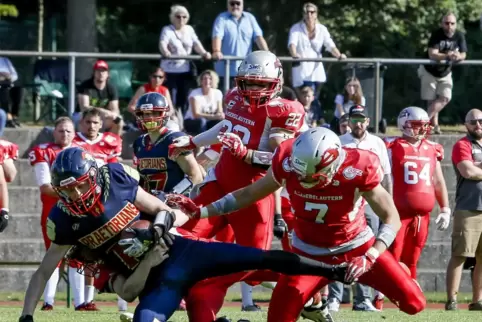  Zwei Hechte bringen einen Prätorianer zu Fall: Dustin Manera und Jonas Hüttenberger (rechts) von den Kaiserslautern Pikes stopp