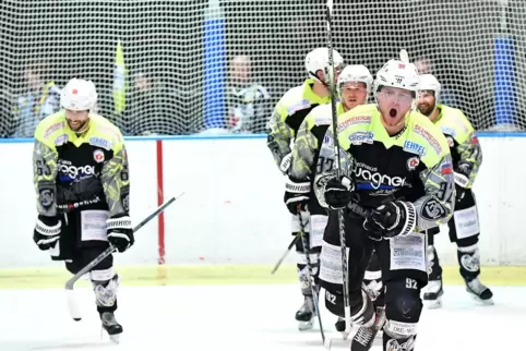 Bejubelte mit seinen „Hornets“-Teamkollegen lautstark seinen Treffer zum 2:1 gegen Pforzheim: Dustin Bauscher (rechts vorne). 