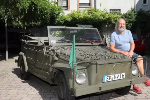 68er unter sich: Axel Elfert mit seinem ausgedienten Bundeswehr-Kübelwagen.