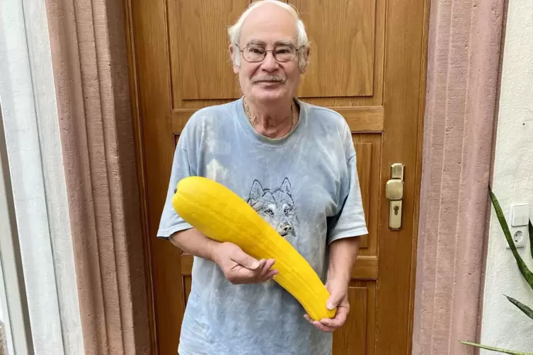 Mit seiner Riesen-Zucchini: Manfred Höhl aus Speyer