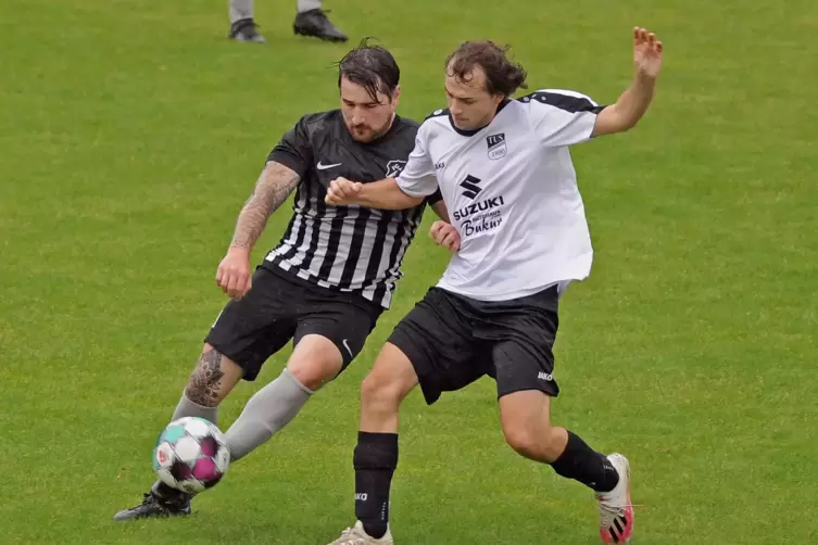 Leistadts Rene Mika (links) gegen Friedelsheims Marc Schuhmacher. 