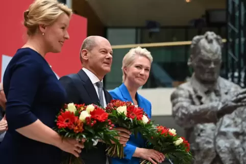 Strahlen im Willy-Brandt-Haus: SPD-Kanzlerkandidat Olaf Scholz mit Manuela Schwesig, Wahlsiegerin von Mecklenburg-Vorpommern, un