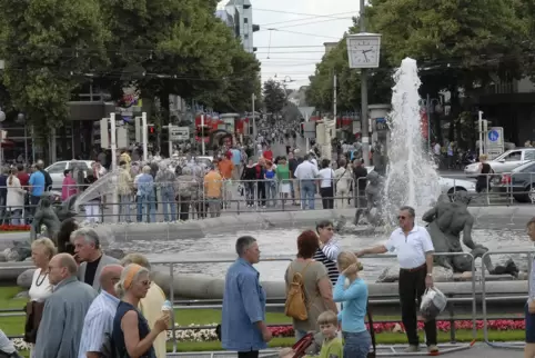 Als die Menschen noch keine Masken trugen: Szene während eines verkaufsoffenen Sonntags in Mannheim vor der Pandemie.