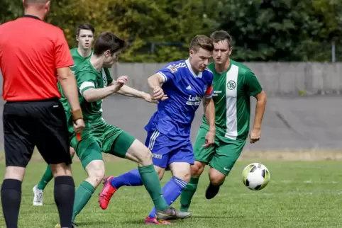 Der Ball ist sein Freund: Kevin Schehl vom SV Rodenbach (im blauen Trikot).