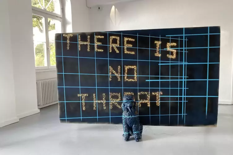 Birgit Brenner, „No Threat“, 2018. Pappe, Resin, Monsterclay, LED, Acryllack. 