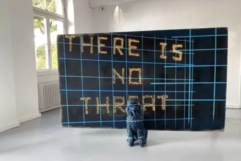 Birgit Brenner, „No Threat“, 2018. Pappe, Resin, Monsterclay, LED, Acryllack. 