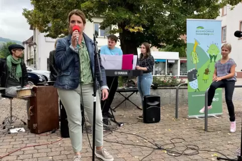 Die Kreismusikschule stellte beim Heimatshoppen ihr neues Lied vor.