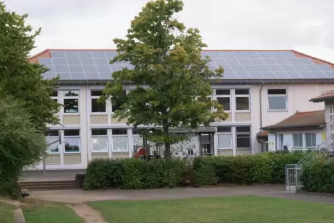 Auf fast allen Dächern der verbandsgemeindeeigenen Gebäude – hier die Marienschule in Hauenstein – ist Photovoltaik installiert.