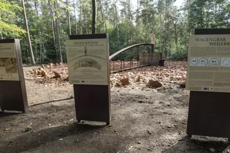 Mit Informationstafeln: Die Rekonstruktion des Wagengrabes ist fertig, sie liegt direkt am Weg zum Schellenbergerhof.