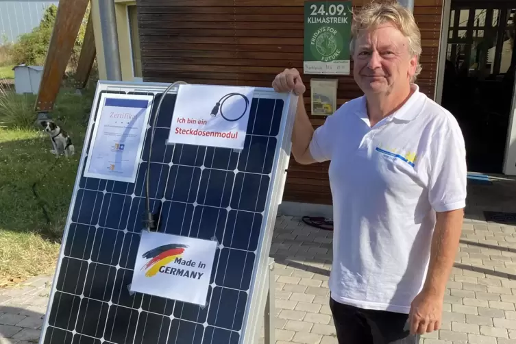 Wolfgang Müller mit einem Solarmodul für die Steckdose. 