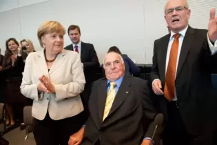 25. September 2012: Helmut Kohl mit Bundeskanzlerin Angela Merkel und dem damaligen Unionsfraktionschef Volker Kauder. Kohl sagt