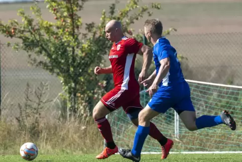 Für seine Jungs läuft’s im Moment richtig gut: Roman Stiller (im roten Trikot), Spielertrainer beim TuS Gries.