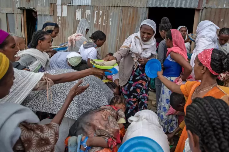 Sind aus der Region Tigray geflüchtet und stehen jetzt Schlange für gespendete Lebensmittel. 