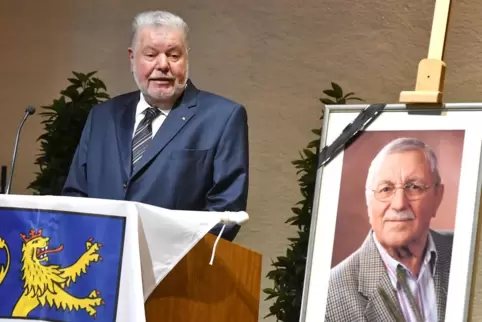 „Gelungenes Lebenswerk“: Der ehemalige Ministerpräsident von Rheinland-Pfalz, Kurt Beck, würdigt Leben und Schaffen von Klaus Bä