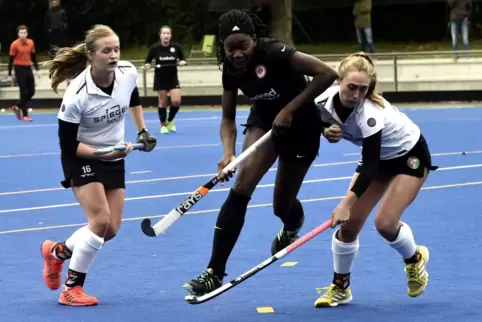 TG-Verteidigerin Nina Büffor (rechts, hier in einem früheren Spiel) erlöste ihr Team in Rosenheim in der 59. Minute mit dem 1:0.