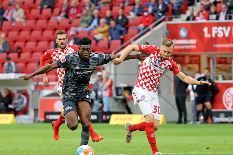 Auf dem Weg zum Tor: Taiwo Awoniyi (links) schüttelt Silvan Widmer ab.