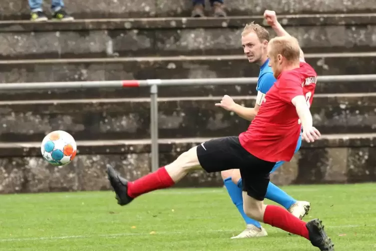 Das 2:1 für Großsteinhausen: Maurice Förch (hinten) befördert den Ball vom Strafraumeck ins Martinshöher Tor. Pascal Nickolay ka