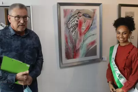 Kunstkreisvorsitzender Michael Hamburger und Kuseline Clara vor einen Bild von Elke Fichter. 