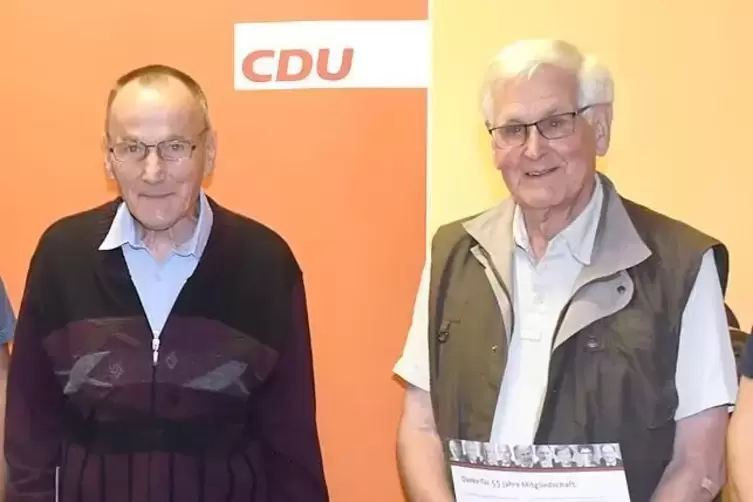 Norbert Flaig (links) wurde für 40, Hubert Benning für 55 Jahre bei der CDU geehrt. 