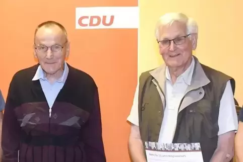 Norbert Flaig (links) wurde für 40, Hubert Benning für 55 Jahre bei der CDU geehrt. 