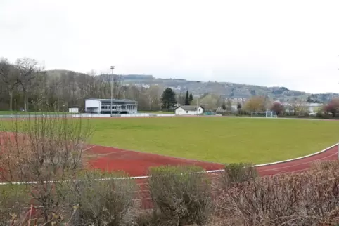 Der über 20 Jahre alte Naturrasen im Stadion Obermühle soll in einen Kunstrasenplatz umgebaut werden. 