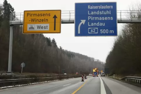 In drei Bauabschnitten wird seit dieser Woche die Fahrbahn der A8 zwischen Walshausen und Pirmasens repariert.