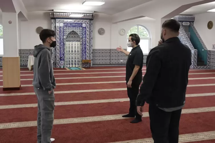 Führung durch die Alemi Islam Moschee in West.