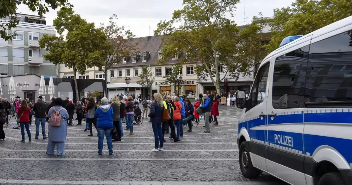 Rathausplatz Teilnehmer Zweier Demos Stehen Sich Gegenüber Frankenthal Die Rheinpfalz 8497