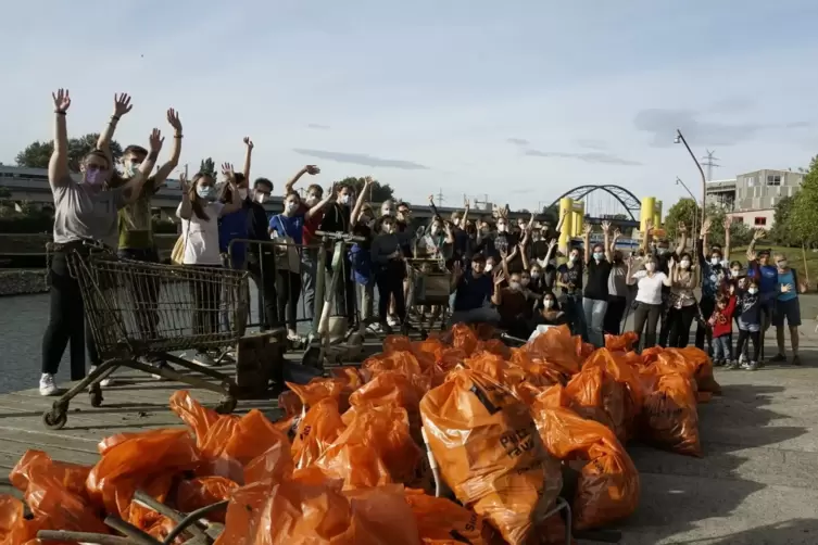 Die Regiogruppe Baden-Pfalz der Surfrider Foundation lädt zum „Rhine Clean Up“ im Kampf gegen Mikroplastik. 