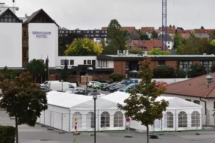 In den beiden Zelten auf dem Wurstmarktplatz wurden an Spitzentagen etwa 1500 Menschen auf das Coronavirus getestet. 