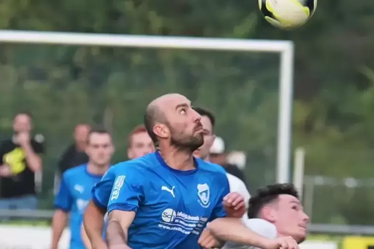 Spielte drei Jahre in der Verbandsliga: Michael Helfrich (in Blau). 