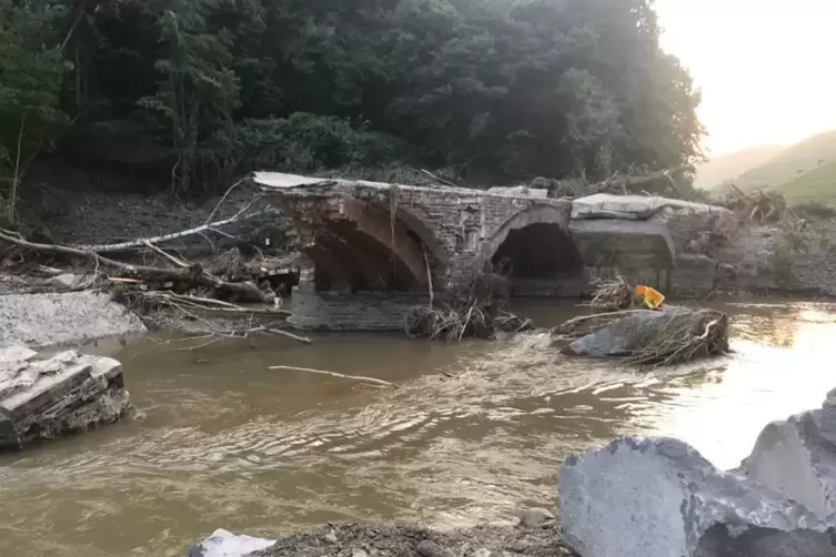 Um beim Wiederaufbau im Gebiet Mittelahr, wie hier in Dernau, zu helfen, soll es eine Handwerker-Brücke geben.