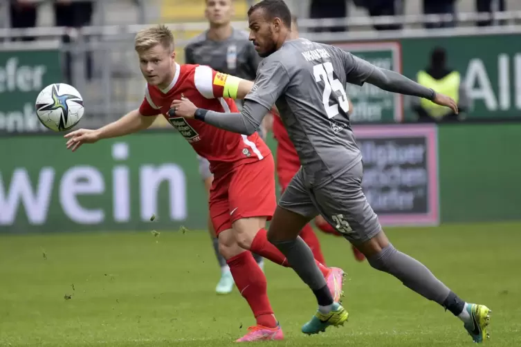 Wieder am Ball: Jean Zimmer, hier gegen Zwickaus Steffen Nkansah (rechts). 