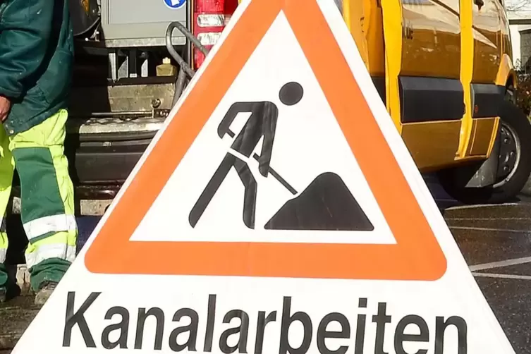 Wegen Kanalarbeiten wird die Freinsheimer Straße am Ortseingang Flomersheim für eine Woche gesperrt.