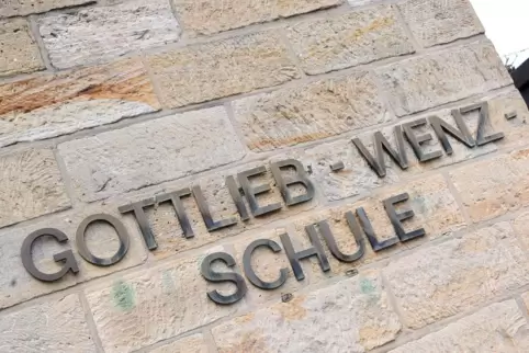 An der Schule gibt es seit einigen Jahren Probleme mit Legionellen, jetzt werden in den Wasserleitungen Vorfilter eingebaut.