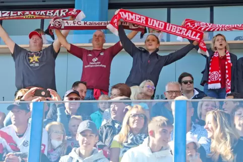 Hilfe VerbindetZusammen für eine gute Sache: Fans aus Mainz und Kaiserslautern auf der Tribüne in Koblenz.