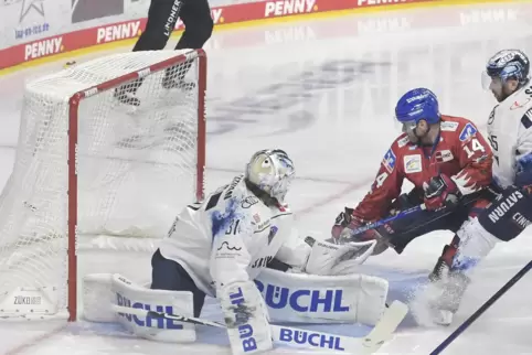 Jordan Szwarz trifft zum 1:0 für die Adler. 