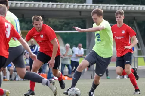 Daniel Koslow (am Ball) kann trotz dreimaliger Führung mit seinem VfB Waldmohr nicht gegen Mackenbach gewinnen. 