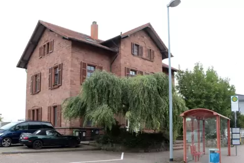 Vor kurzem hat das frühere Bahnhofsgebäude in Herxheim einen neuen Besitzer erhalten. 