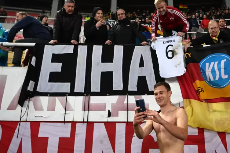 Freude und Selfie-Zeit: Joshua Kimmich feiert in Skopje mit deutschen Fans. 